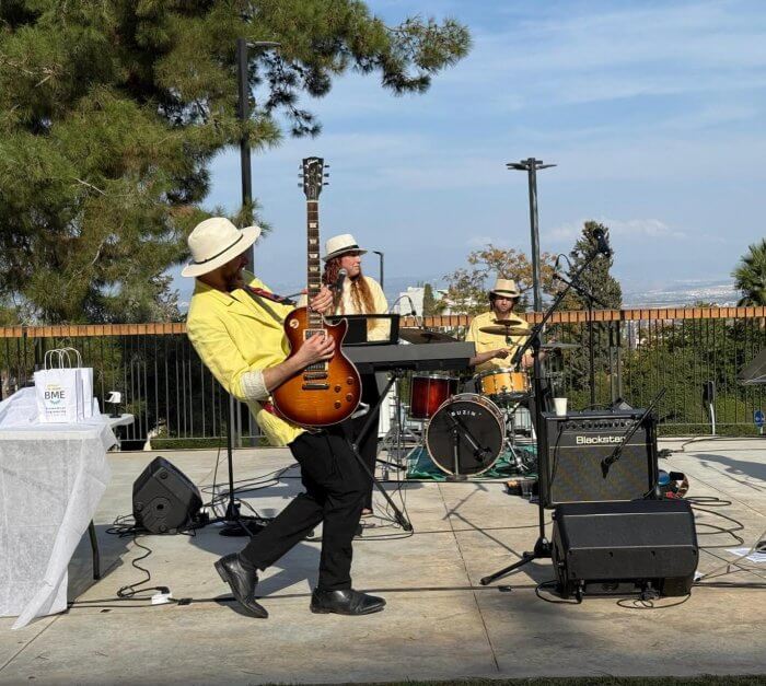 חגיגות פתיחת שנת הלימודים ברחבת הדשא של הפקולטה